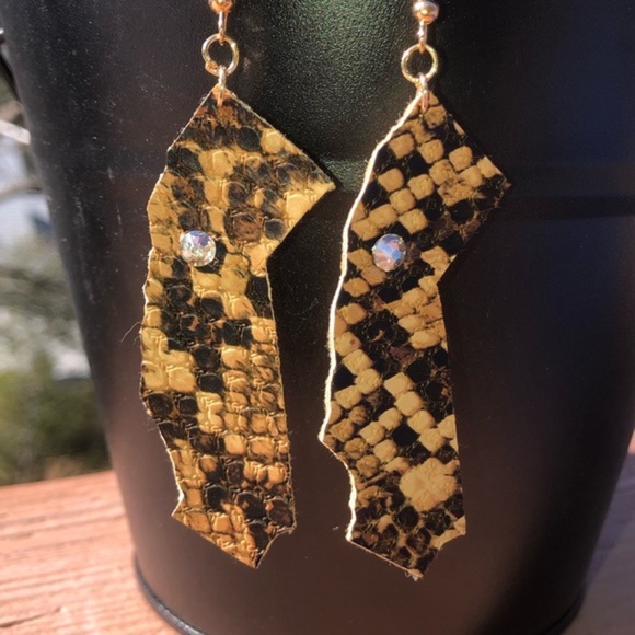Snakeskin Print California Shape Earrings - Picture 3 of 4